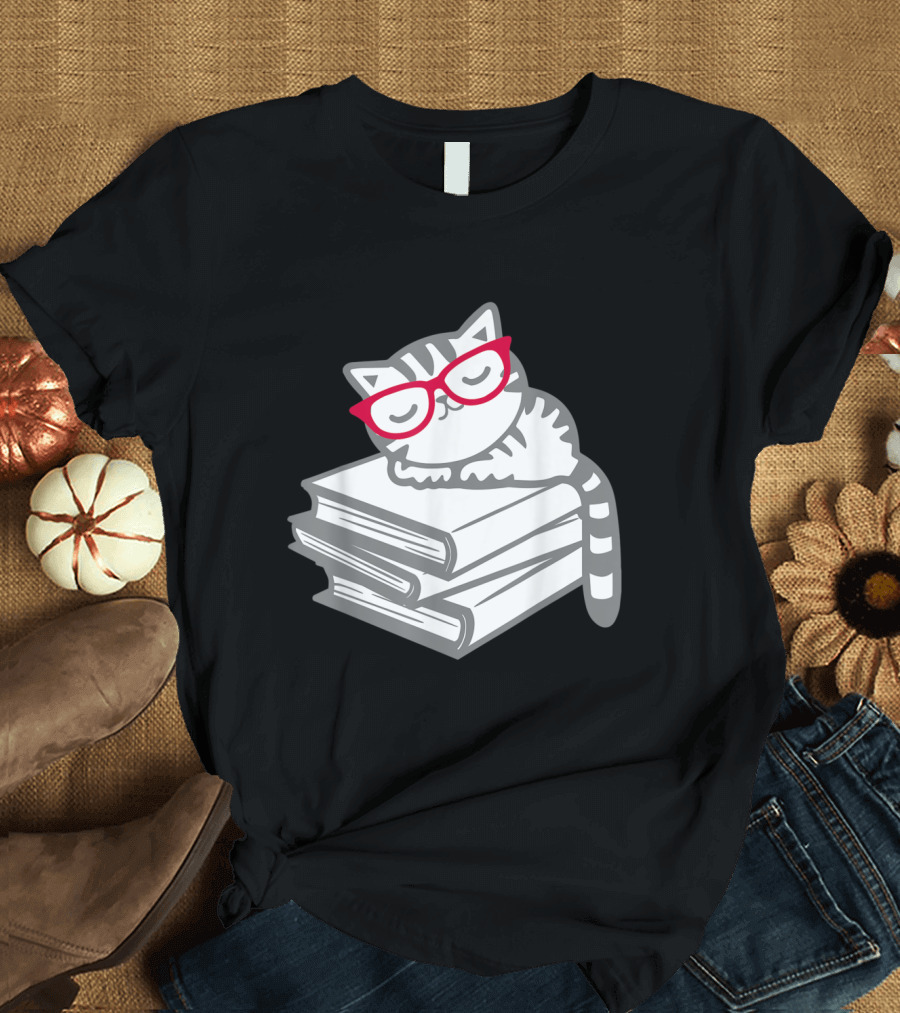 Cat with Red Glasses on Books: Cute Book Nerd Reader T-Shirt