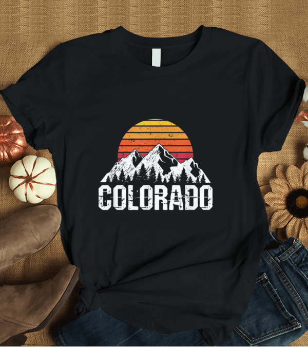 T-Shirt: Colorado Sunset Mountains Retro Distressed Landscape T-Shirt Colorado Sunset Mountains Retro Distressed Landscape T-Shirt
