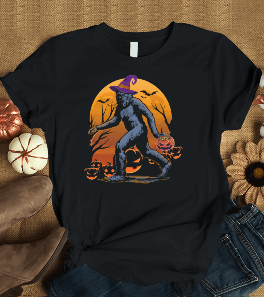 Bigfoot Sasquatch Halloween Witch Hat Pumpkin Moon Bats T-Shirt