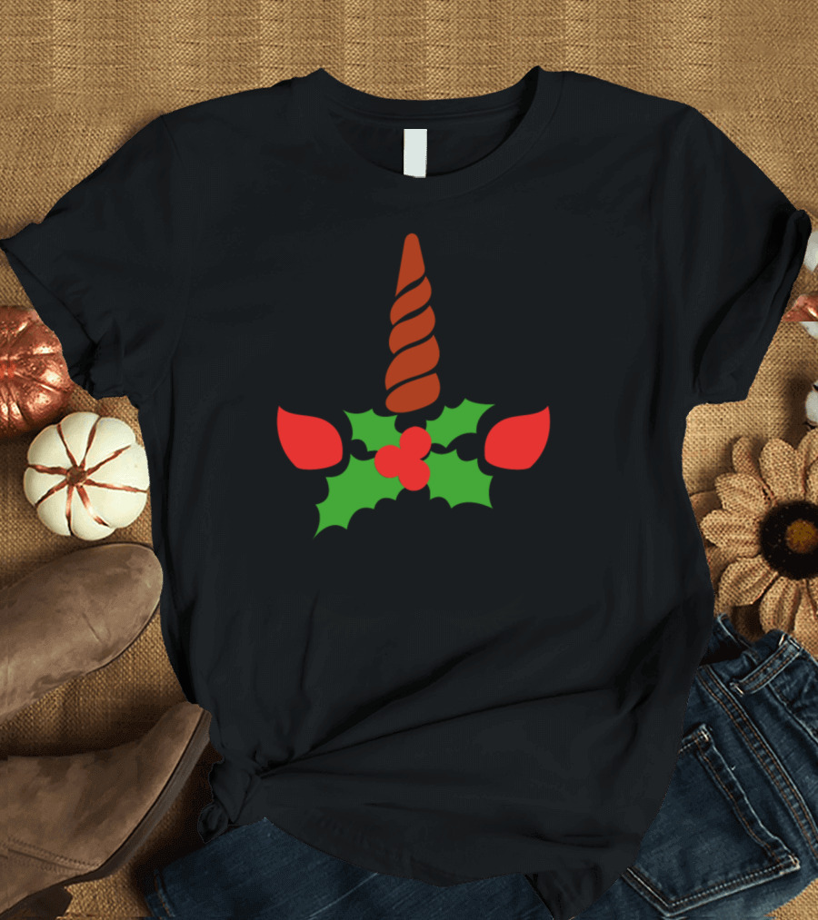 Merry Christmas Einhorn Unicorn with Holly and Red Festive Accents T-Shirt