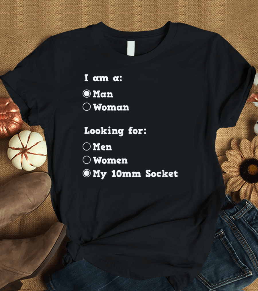 Man Woman Looking for My 10mm Socket Funny Mechanic T-Shirt