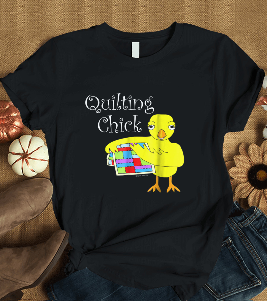 Quilting Chick Holding Colorful Patchwork Funny Needlecraft Hobby T-Shirt