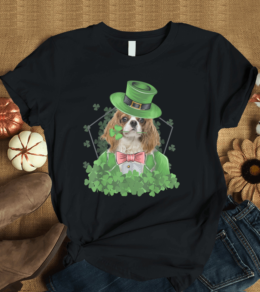 King Charles Cavalier in Green Leprechaun Hat with Shamrocks St. Patrick's Day T-Shirt