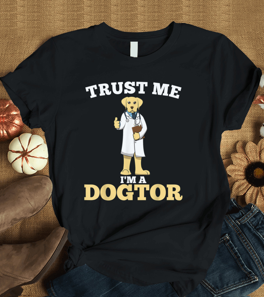 Trust Me I'm A Dogtor Funny Dog Pun with Labrador in Doctor T-Shirt