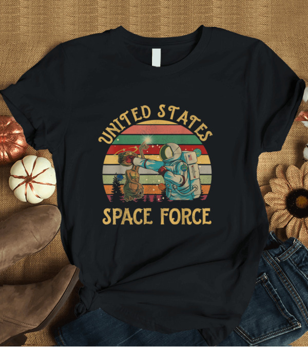 T-Shirt: United States Space Force Vintage Astronaut and Bigfoot Punching Retro Sunset T-Shirt United States Space Force Vintage Astronaut and Bigfoot Punching Retro Sunset T-Shirt