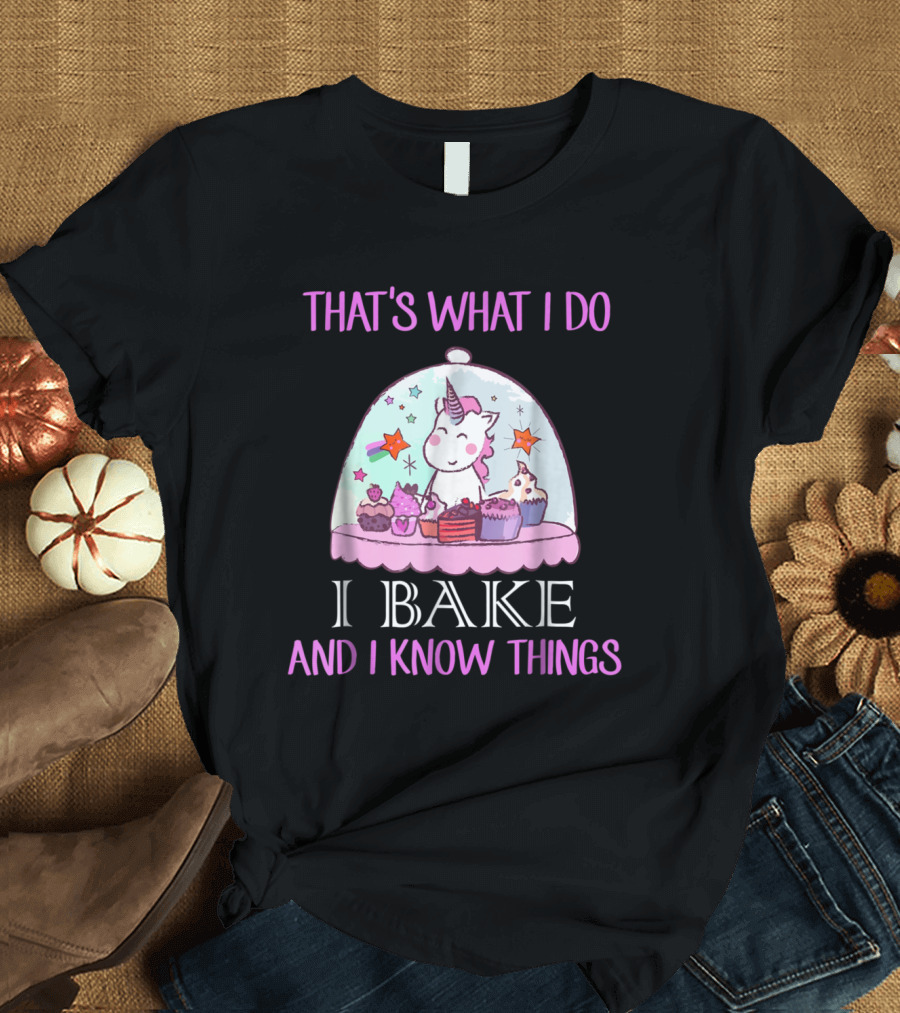 THAT'S WHAT I DO I BAKE AND I KNOW THINGS UNICORN BAKERY CUPCAKES STARS T-Shirt