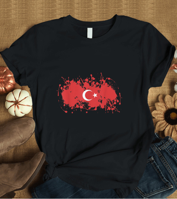 T-Shirt: Vintage Turkey Flag with Crescent and Star Paint Splatter T-Shirt Vintage Turkey Flag with Crescent and Star Paint Splatter T-Shirt