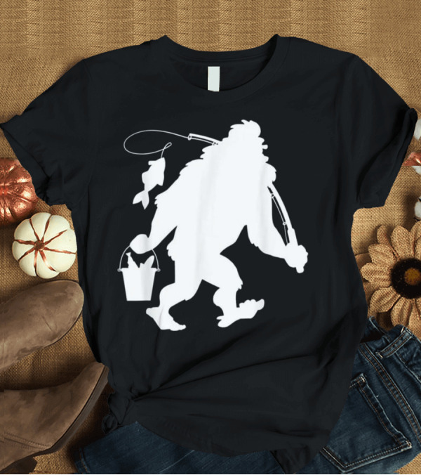 T-Shirt: BIGFOOT FISHING BIG FOOT SASQUAT CATCHING FISH T-Shirt BIGFOOT FISHING BIG FOOT SASQUAT CATCHING FISH T-Shirt