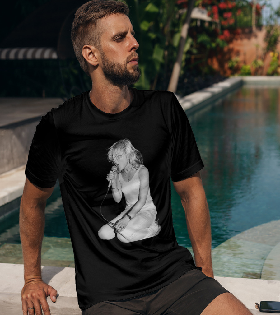 Blondie Lead Singer Onstage Kneeling Performance T-Shirt
