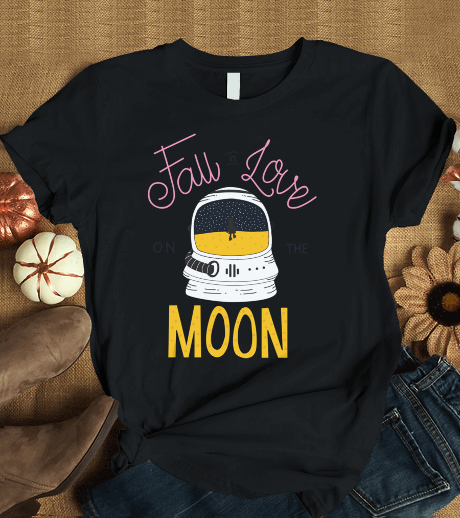 Fall in Love on the Moon Astronaut Helmet Starry Night Scene T-Shirt