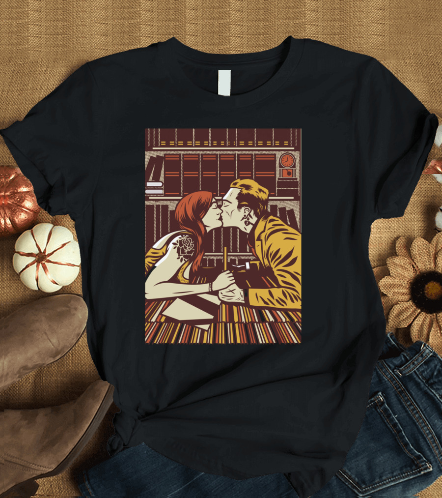 Love And Vinyl Kiss Amongst Records T-Shirt
