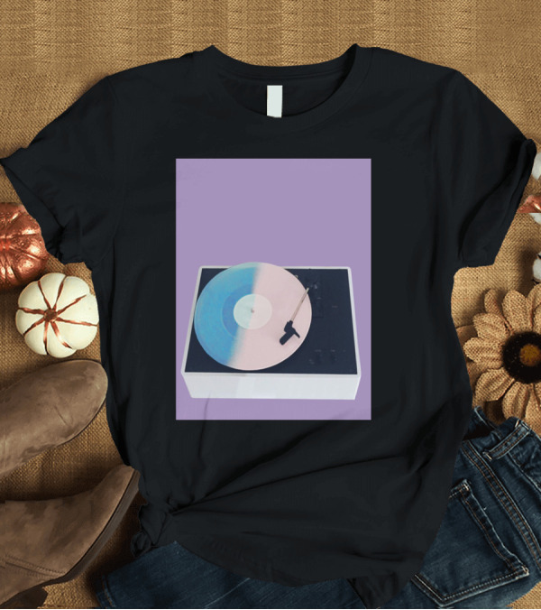 T-Shirt: Pastel Vintage Record Player on Lavender Background T-Shirt Pastel Vintage Record Player on Lavender Background T-Shirt