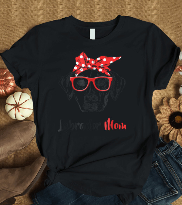 T-Shirt: Labrador Mom Red Glasses Polka Dot Bandana T-Shirt Labrador Mom Red Glasses Polka Dot Bandana T-Shirt