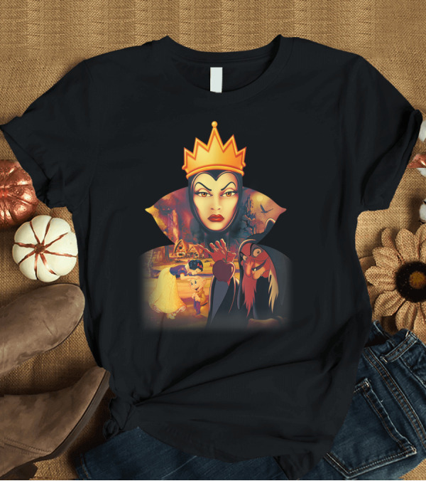 T-Shirt: Disney Snow White Evil Queen with Poison Apple and Shadowy Transformation Scene T-Shirt Disney Snow White Evil Queen with Poison Apple and Shadowy Transformation Scene T-Shirt