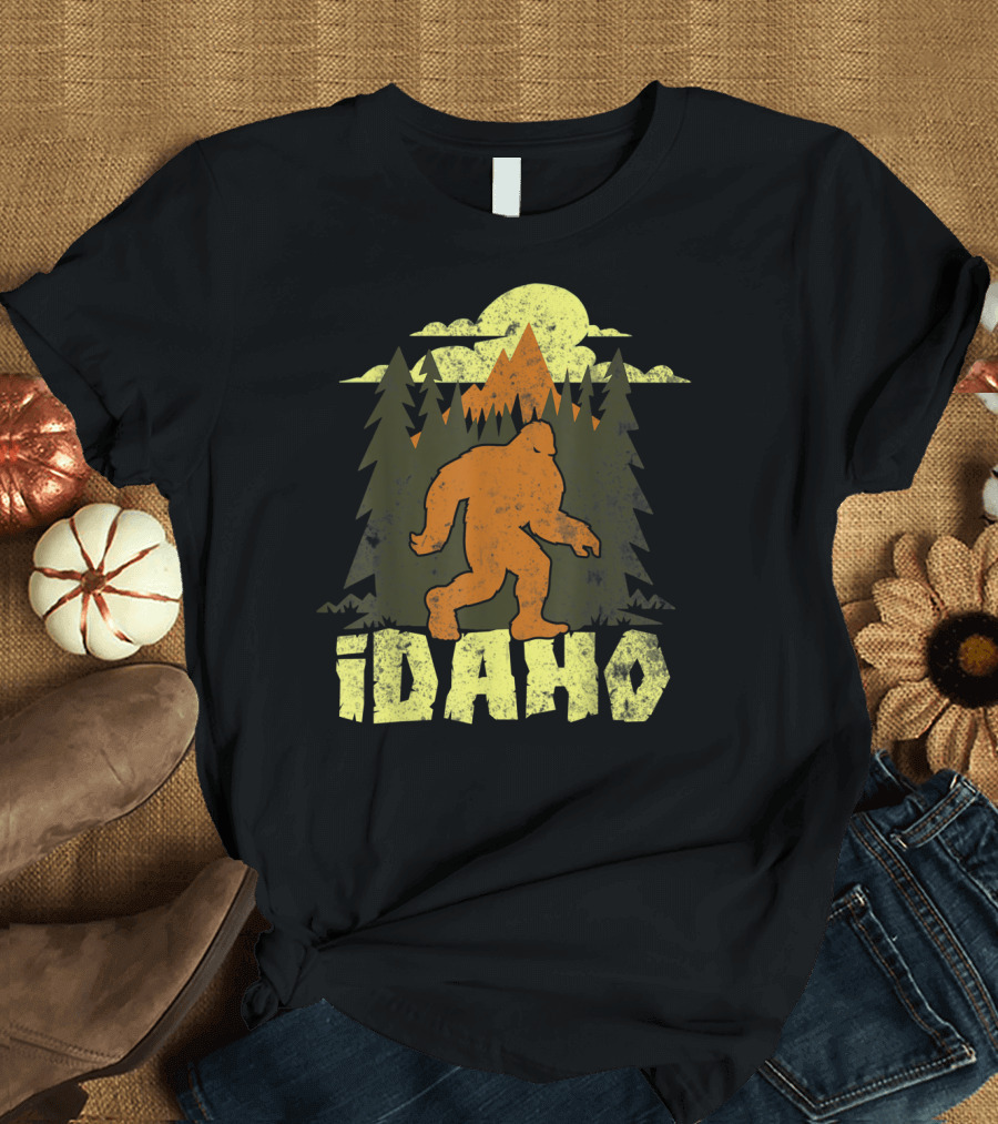 Idaho Sasquatch Hunter Bigfoot Believe Forest Night Scene T-Shirt