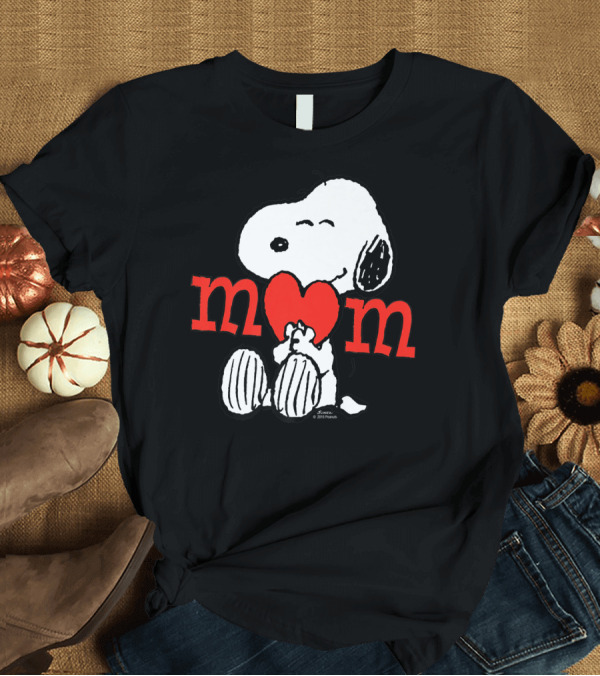 T-Shirt: Peanuts Snoopy Hug Mom Heart T-Shirt Peanuts Snoopy Hug Mom Heart T-Shirt