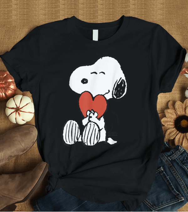 T-Shirt: Peanuts Snoopy Holding Red Heart Valentine T-Shirt Peanuts Snoopy Holding Red Heart Valentine T-Shirt