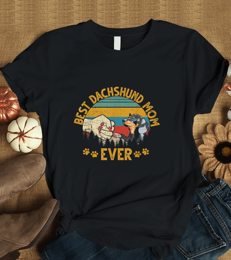 Best Dachshund Mom Ever Paw Fist Bump Retro Sunset Dog T-Shirt