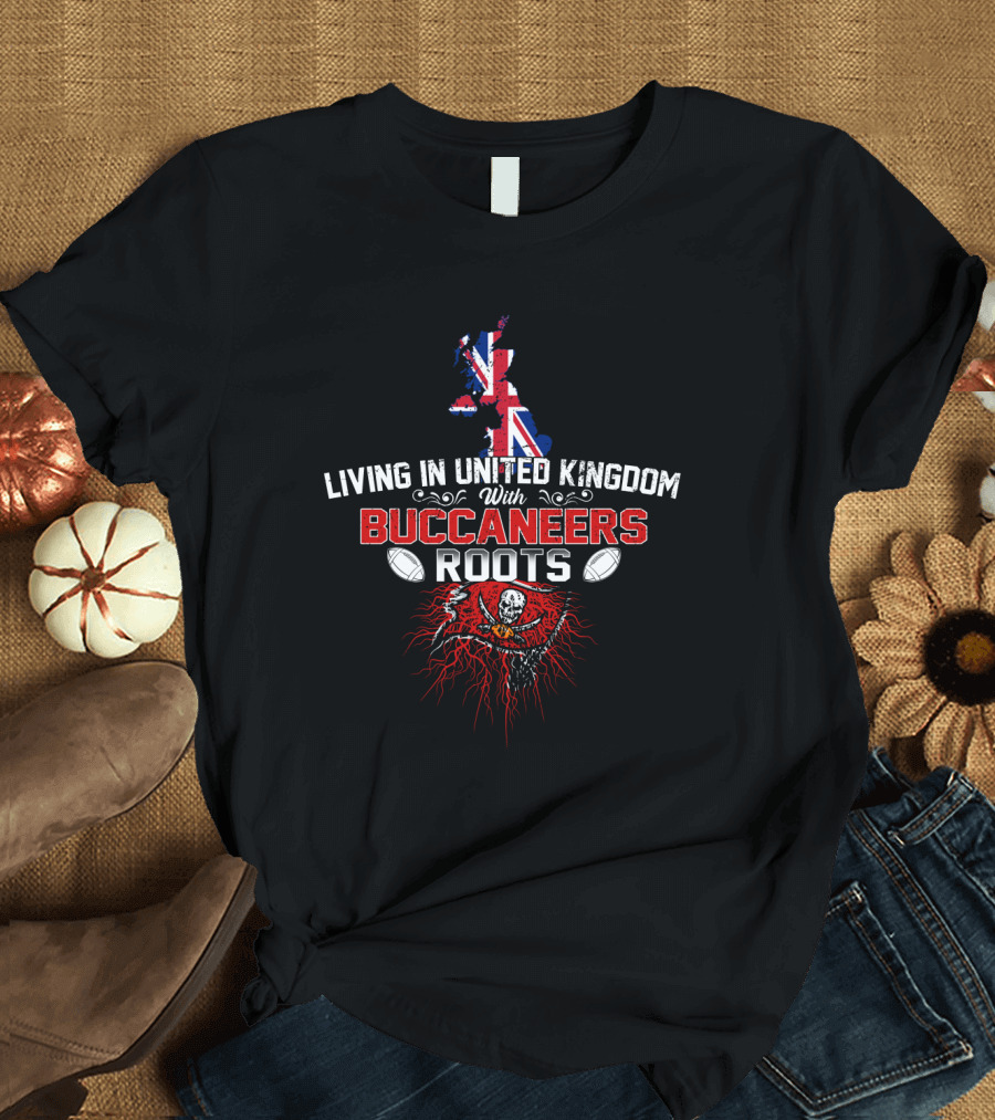 Living In United Kingdom With Buccaneers Roots UK Flag Pirate Skull Footballs T-Shirt