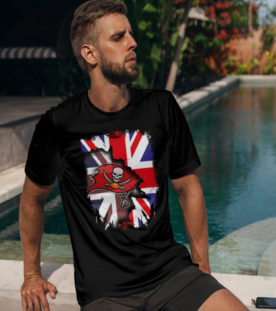 United Kingdom Flag With Buccaneers Skull And Swords T-Shirt