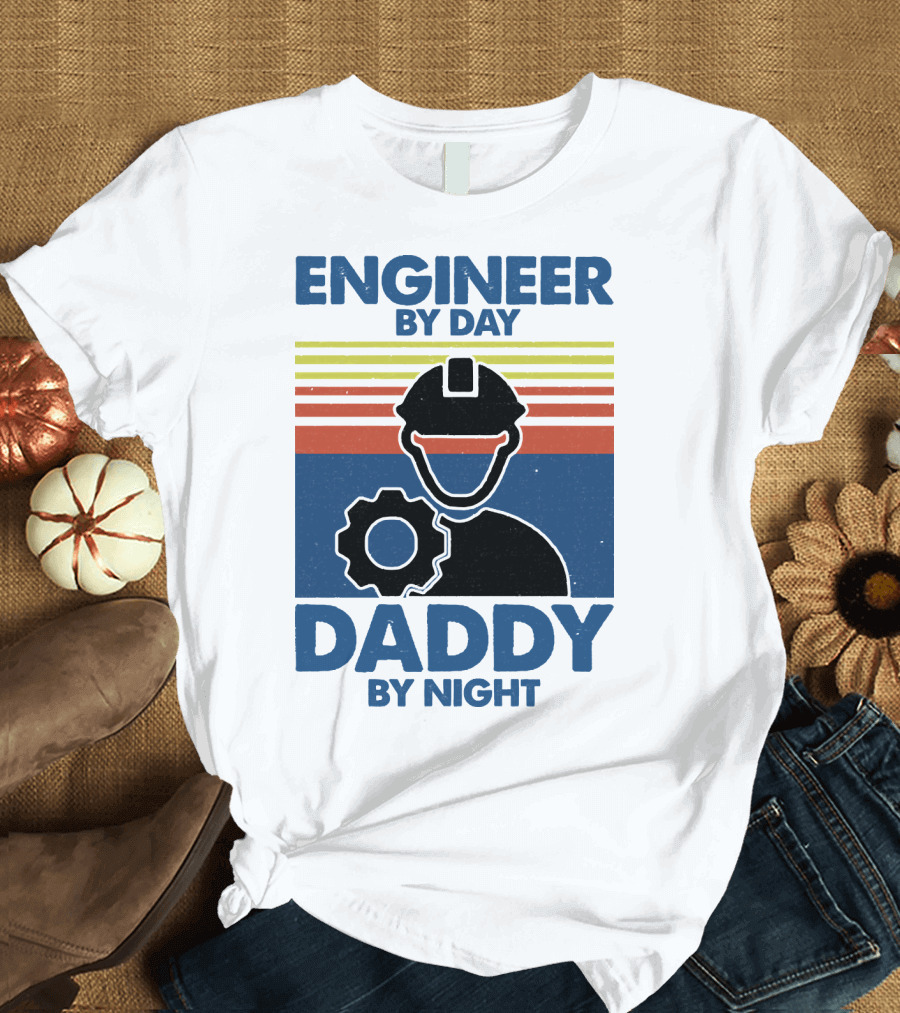 ENGINEER BY DAY DADDY BY NIGHT는 기어 헬멧 이미지와 함께 있습니다 T-Shirt