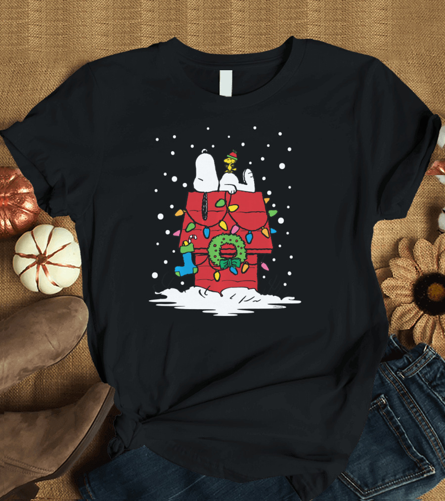 Snoopy Woodstock Christmas Lights Doghouse Wreath Snow Peanuts T-Shirt