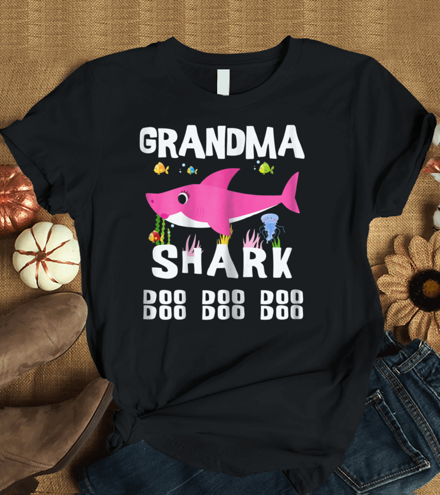 Grandma Shark Doo Doo Doo Mothers Pink Cartoon Fish Sea Creatures T-Shirt