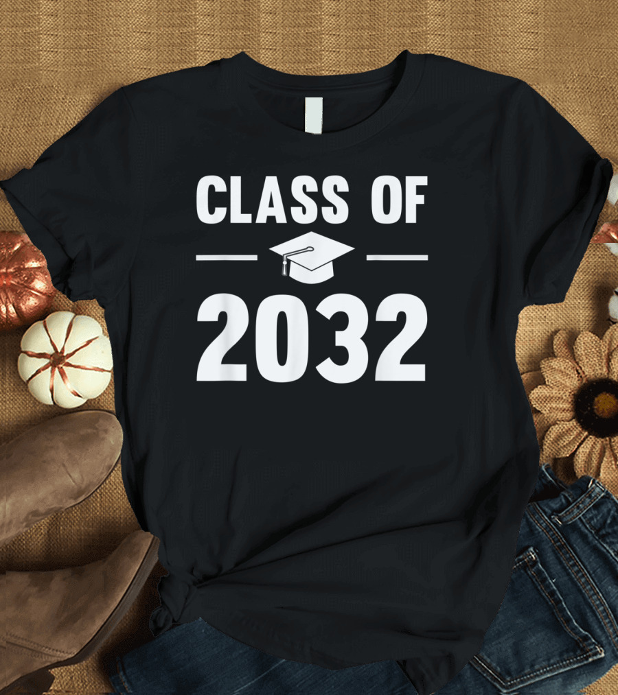 Class of 2032 Grow With Me First Day of School Graduation Cap T-Shirt