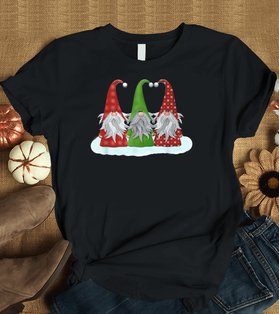Three Nordic Gnomes in Festive Red and Green冬林 T-Shirt