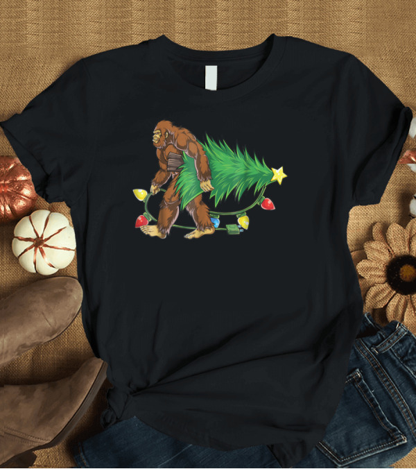 T-Shirt: Bigfoot Sasquatch with Christmas Tree and Lights T-Shirt Bigfoot Sasquatch with Christmas Tree and Lights T-Shirt