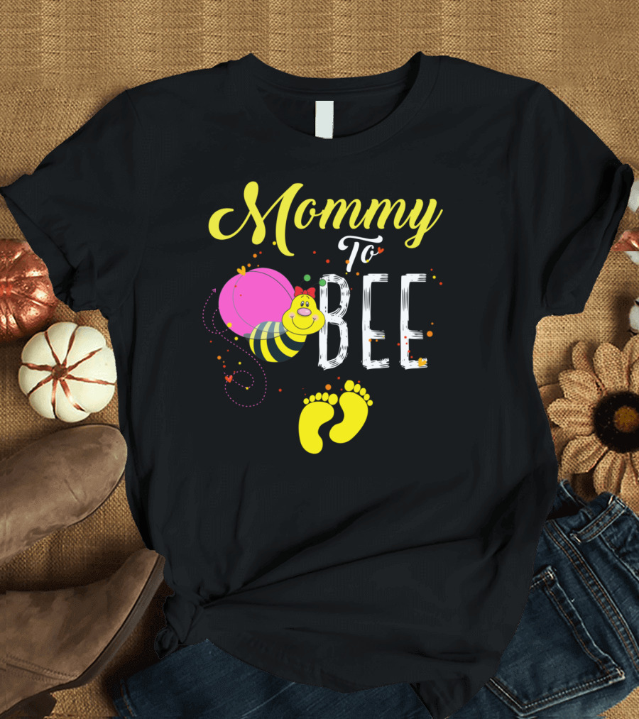 Mommy To Bee Cute Pregnancy Announcement with Cartoon Bee and Baby Footprints T-Shirt