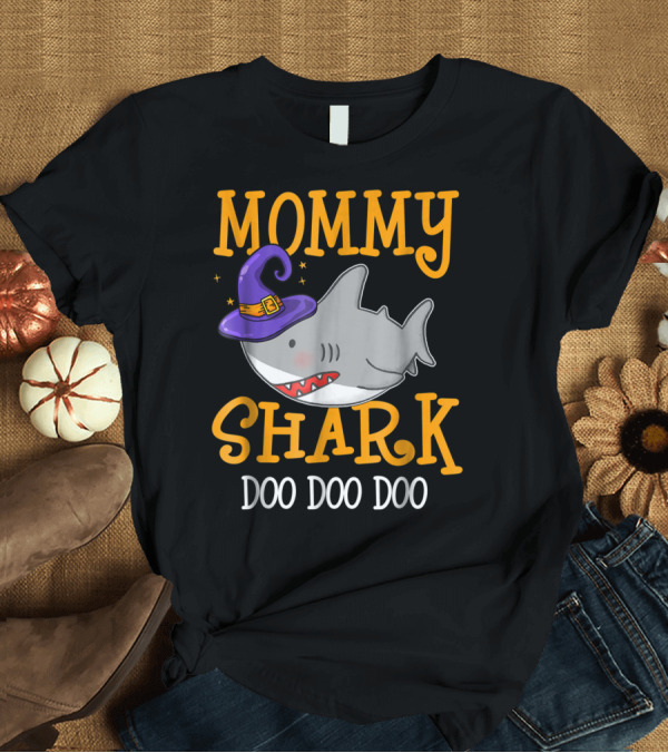 T-Shirt: Mommy Shark Doo Doo Doo Halloween Style with Witch Hat T-Shirt Mommy Shark Doo Doo Doo Halloween Style with Witch Hat T-Shirt