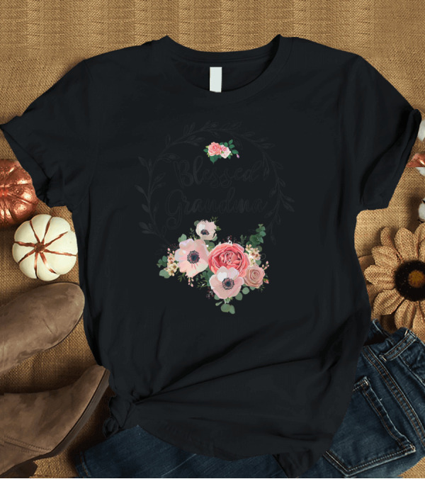 T-Shirt: Blessed Grandma Floral Heart Wreath with Roses and Anemones T-Shirt Blessed Grandma Floral Heart Wreath with Roses and Anemones T-Shirt