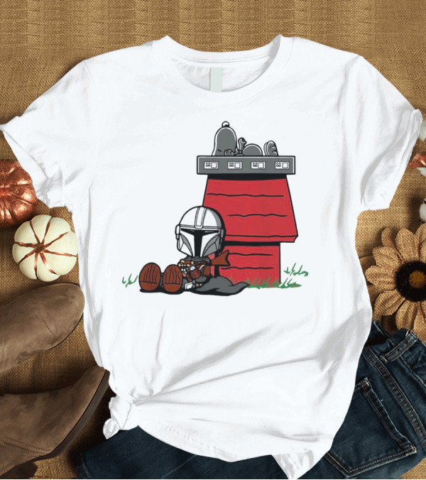 T-Shirt: The Mandalorian and Snoopy House Crossover T-Shirt The Mandalorian and Snoopy House Crossover T-Shirt