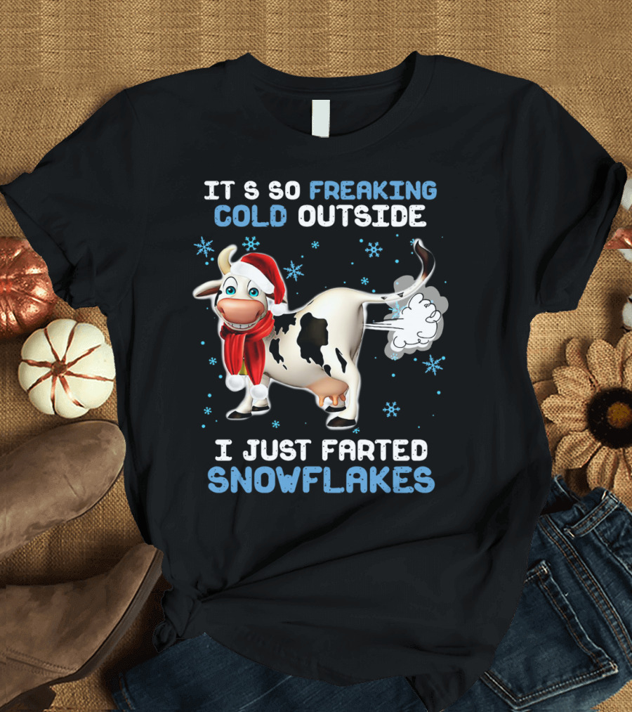 Cow It's So Freaking Cold Outside I Just Farted Snowflakes Santa Hat Scarf Snowflakes T-Shirt