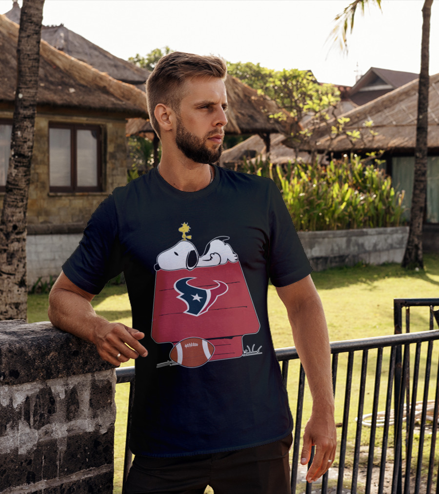 Snoopy And Woodstock Relax On Houston Texans Football Doghouse T-Shirt