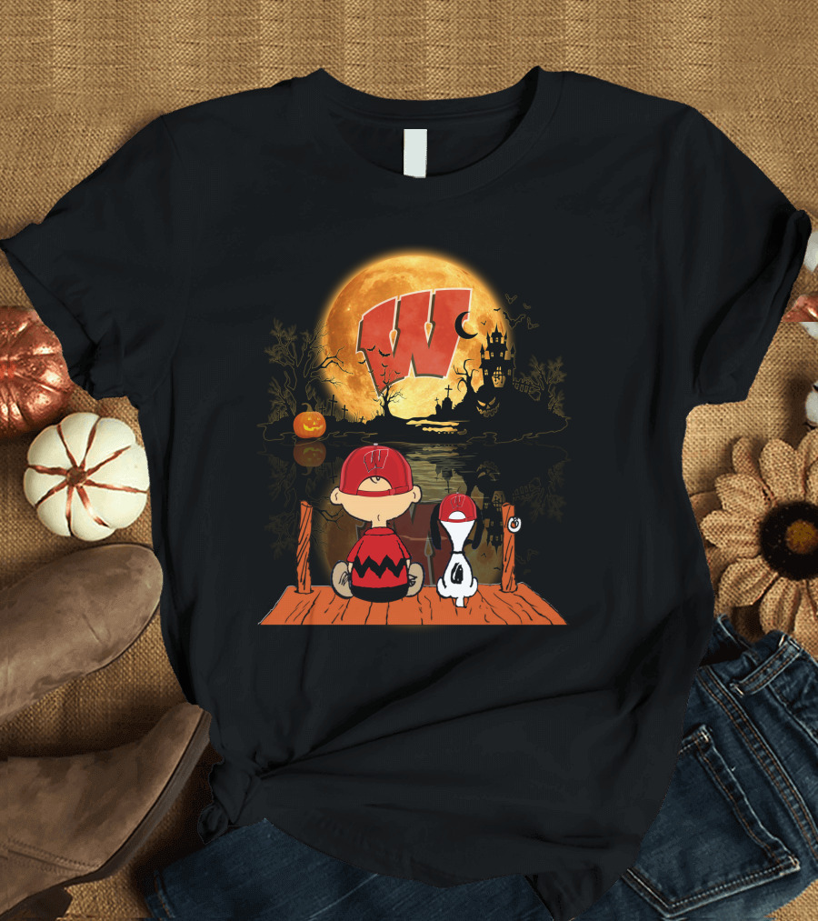 Wisconsin Badgers Halloween Charlie Brown and Snoopy Pumpkin Moon Scene 495 L1TTT T-Shirt