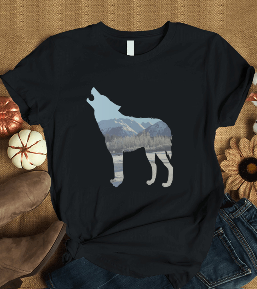 Howling Wolf in Winter Mountains Silhouette Nature Idea T-Shirt