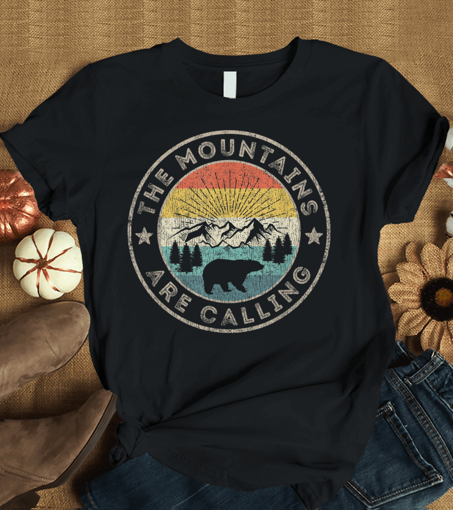 The Mountains Are Calling Vintage Wild Bear Retro Sunset Forest Scene T-Shirt