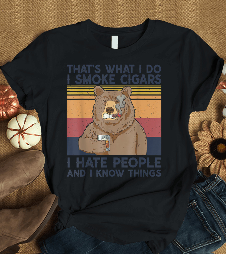 THAT'S WHAT I DO I SMOKE CIGARS I HATE PEOPLE AND I KNOW THINGS BEAR WITH DRINKING GLASS AND RETRO STRIPES T-Shirt