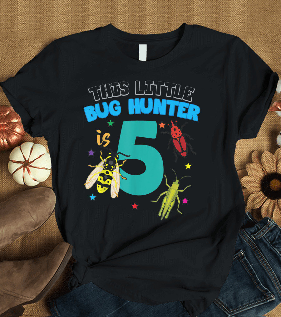 This Little Bug Hunter Is 5 Insect Birthday Girls Nummer Fünf Bees Beetles Grasshoppers Stars T-Shirt