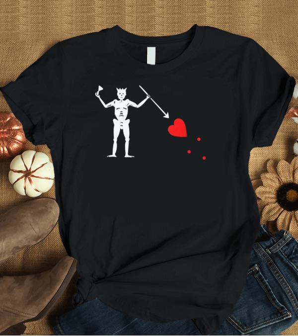 T-Shirt: Skeleton with Spear and Heart on Blackbeard's Jolly Roger Pirate Flag T-Shirt Skeleton with Spear and Heart on Blackbeard's Jolly Roger Pirate Flag T-Shirt