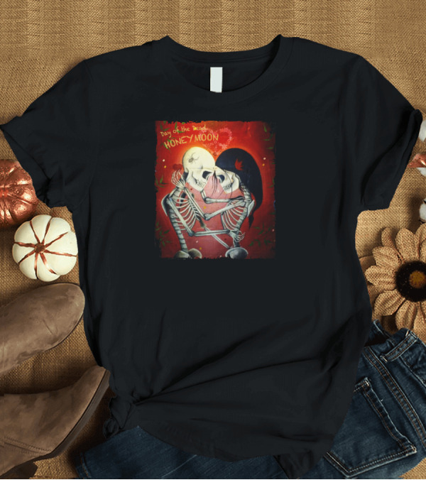 T-Shirt: Day of the Dead Honeymoon Skeleton Couple Embrace and Kiss T-Shirt Day of the Dead Honeymoon Skeleton Couple Embrace and Kiss T-Shirt