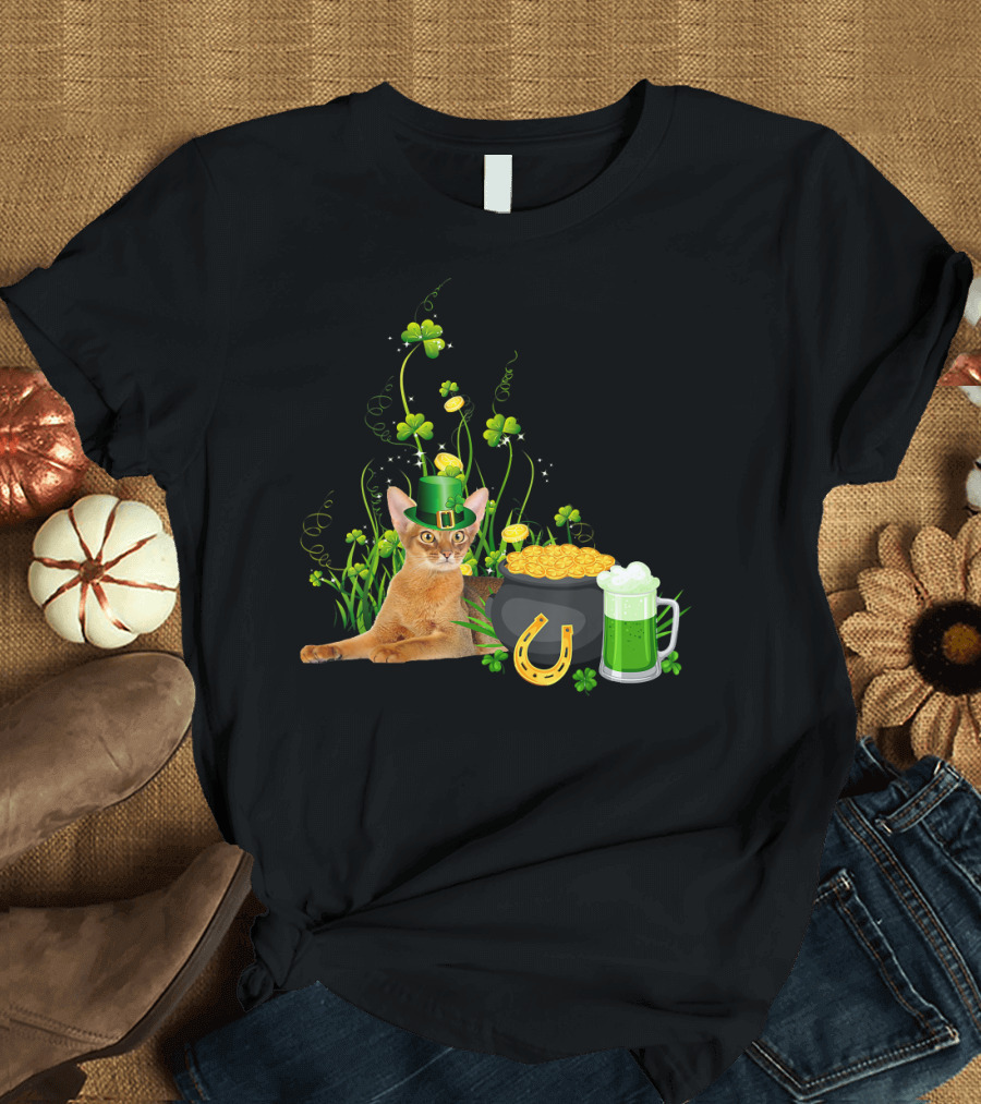 Abyssinian Cat St Patrick's Day Leprechaun Hat Shamrocks Pot of Gold Green Beer T-Shirt