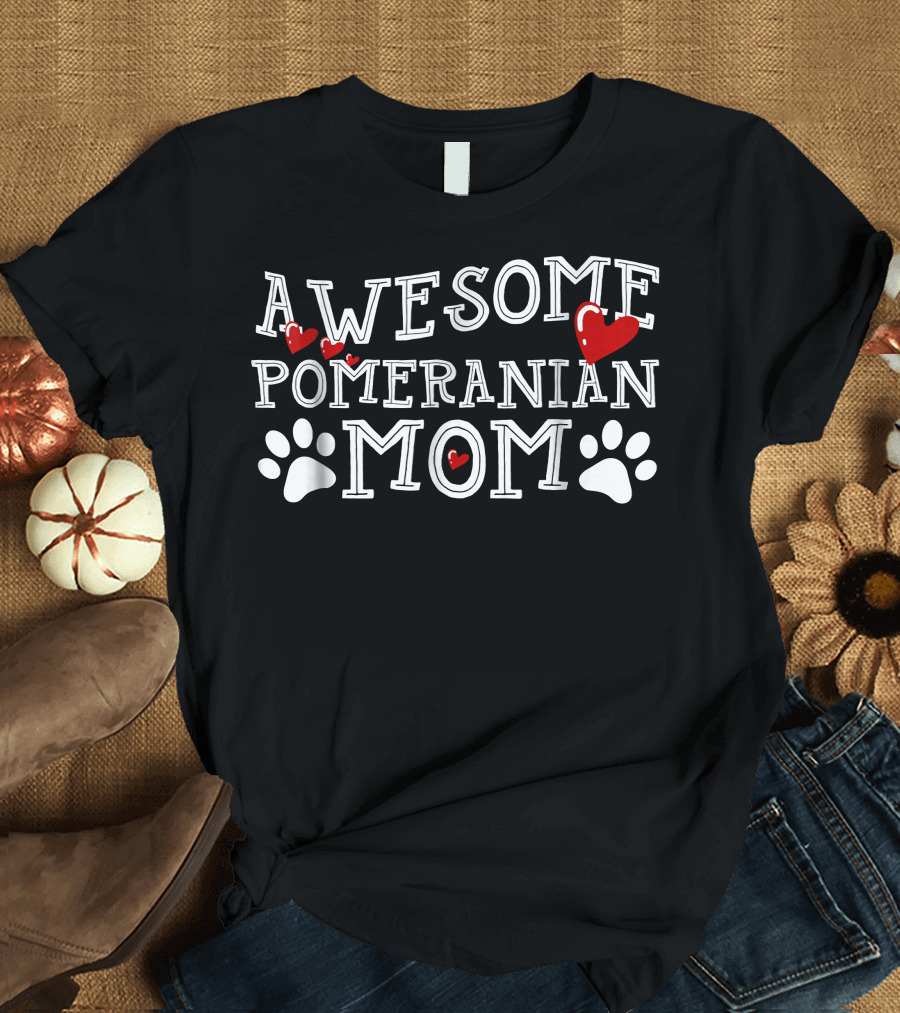 Awesome Pomeranian Mom Hearts And Paw Prints T-Shirt