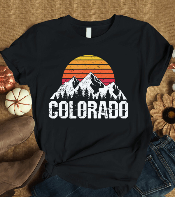 T-Shirt: Colorado Distressed Vintage Mountain Sunset T-Shirt Colorado Distressed Vintage Mountain Sunset T-Shirt
