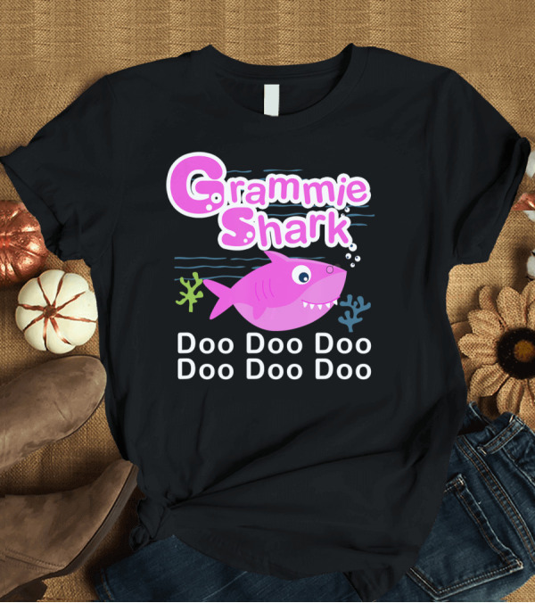 T-Shirt: Grammie Shark Doo Doo Doo Cute Grandma Fish T-Shirt Grammie Shark Doo Doo Doo Cute Grandma Fish T-Shirt