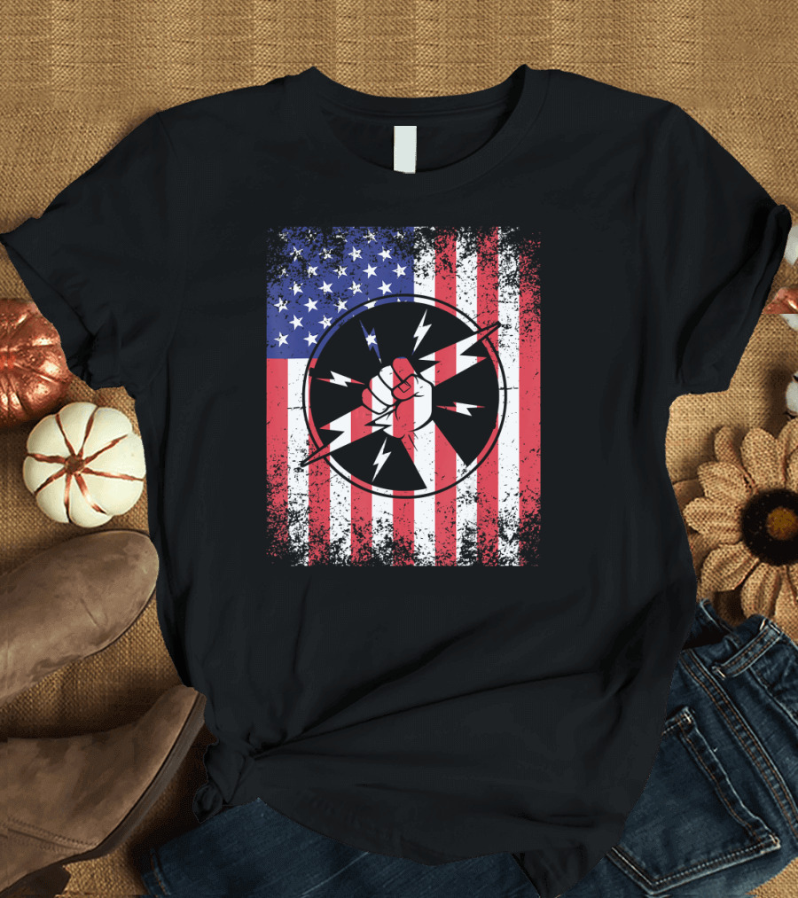 Electrician Dad USA Flag Patriotic Fist with Lightning Bolts T-Shirt