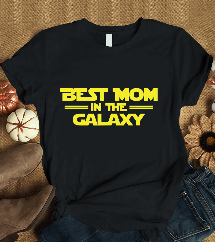 Best Mom in the Galaxy Funny SciFi Motif T-Shirt