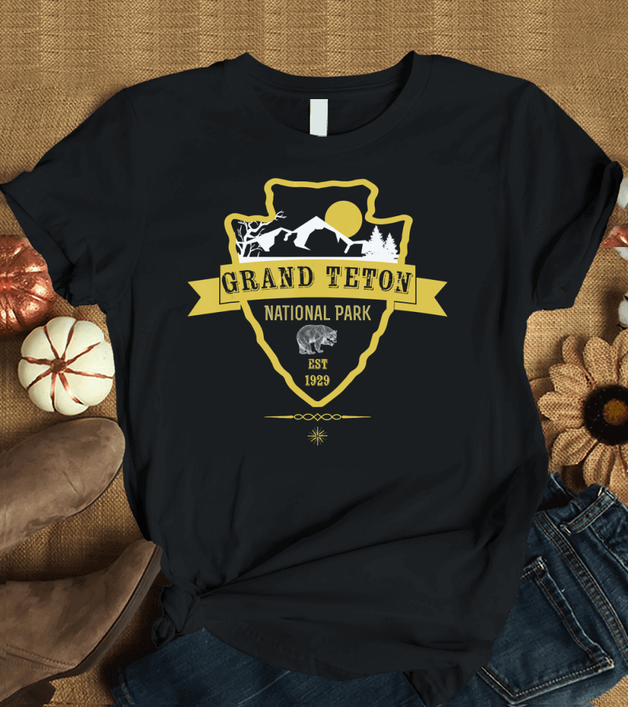 Grand Teton National Park Est 1929 Bear Hiking Badge T-Shirt